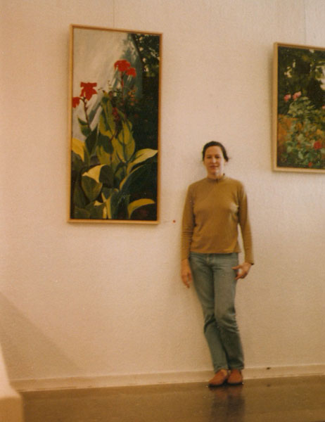 Young woman in front of Painting
