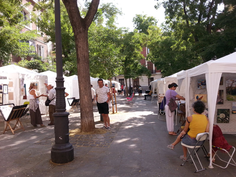 Plaza del Conde de Barajas Plaza de los Pintores. White tents with artwork from 39 artists